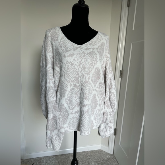 Women’s Express V-Neck Snake Skin Oversized Sweater-Size L - Picture 2 of 9